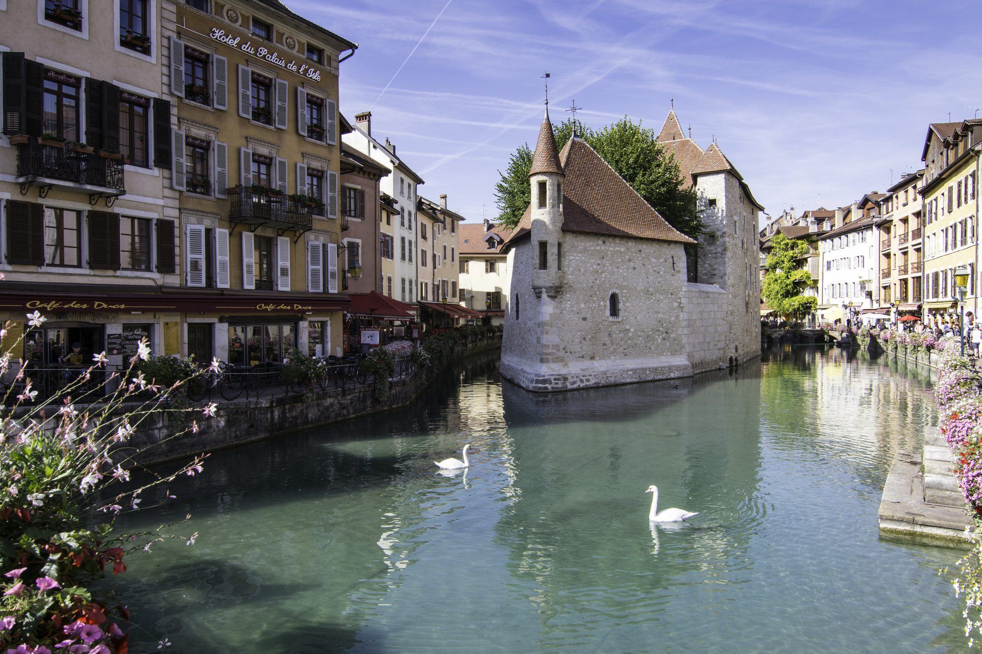 Vieille ville traversée par un canal