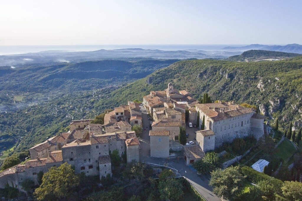 Village perché vu de loin