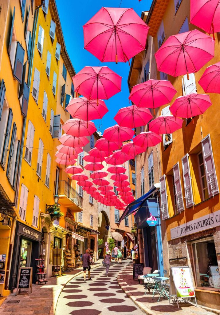 Rue décorée de parapluies colorés