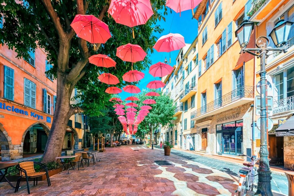 Rue decoree de parapluies colores