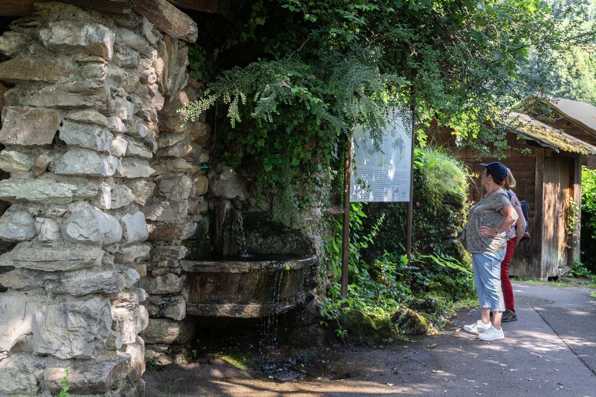 Ancien lavoir en pierre au cœur d'un village