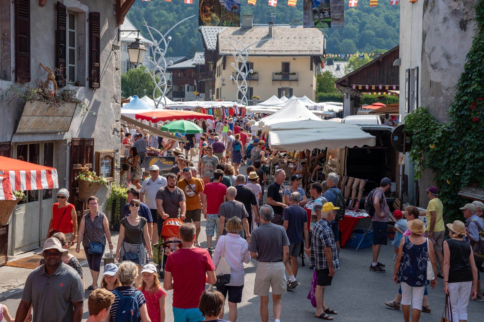 Marché animé dans une rue de village