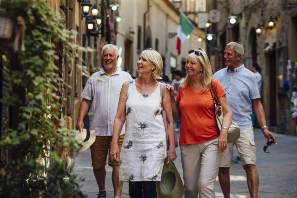 Groupe de seniors se promenant dans une ruelle