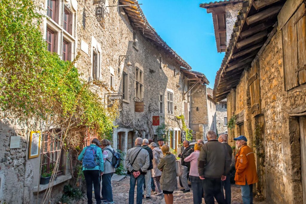 Groupe visitant une ruelle en pierre
