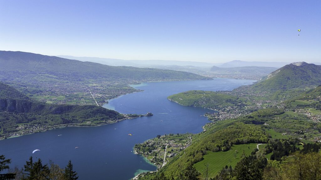 Lac de montagne vu du ciel