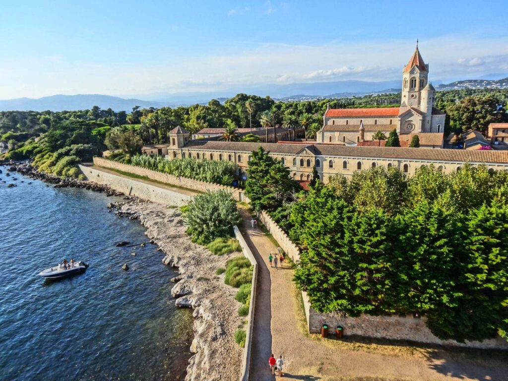 Bord de lac avec église et bateaux
