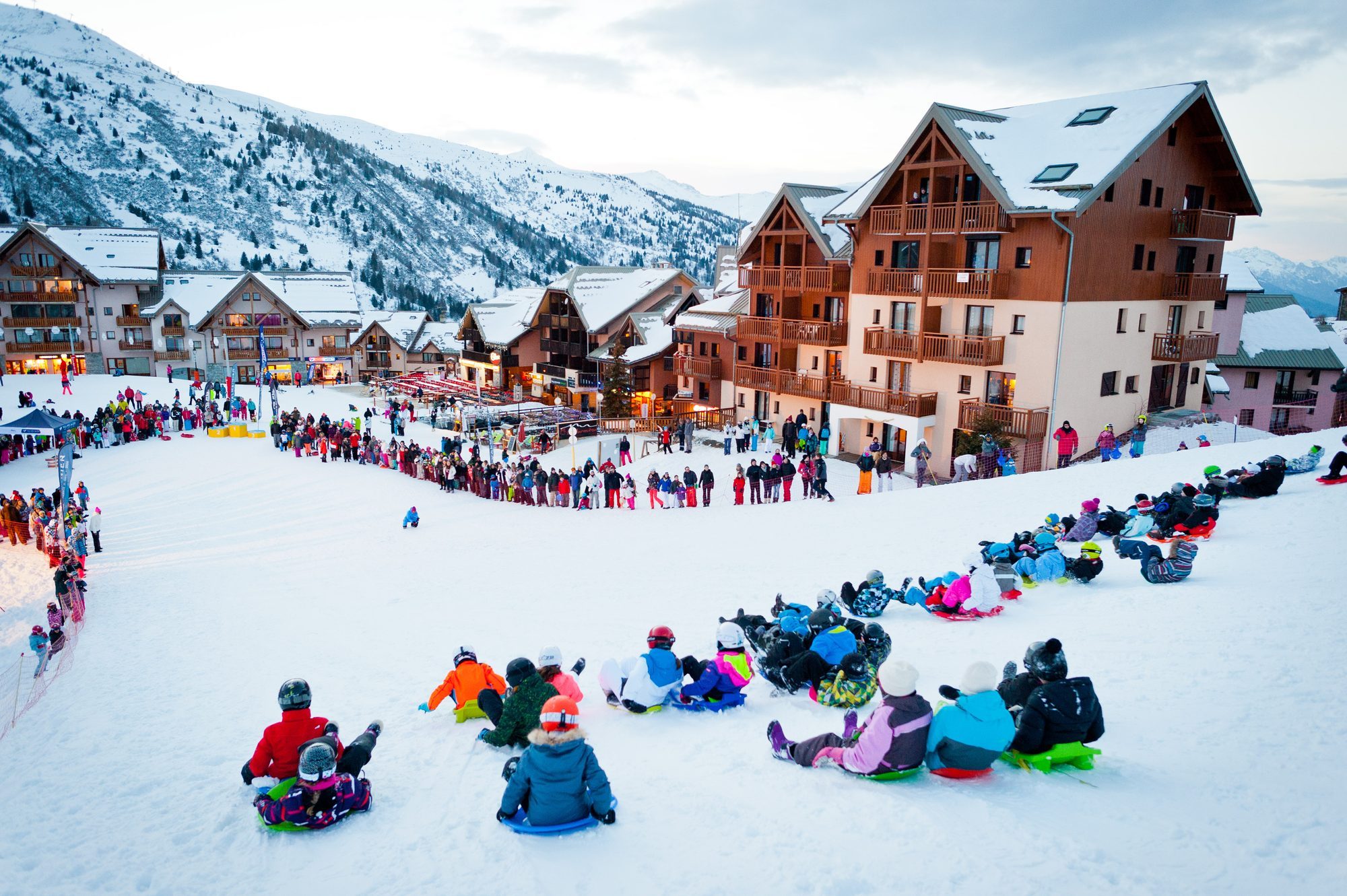 Vue aérienne de la station avec activité luge