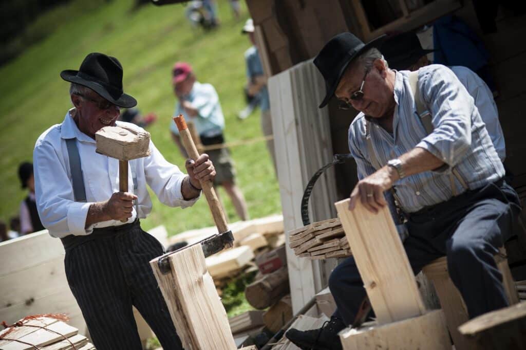 Artisans en costume d'époque travaillant le bois