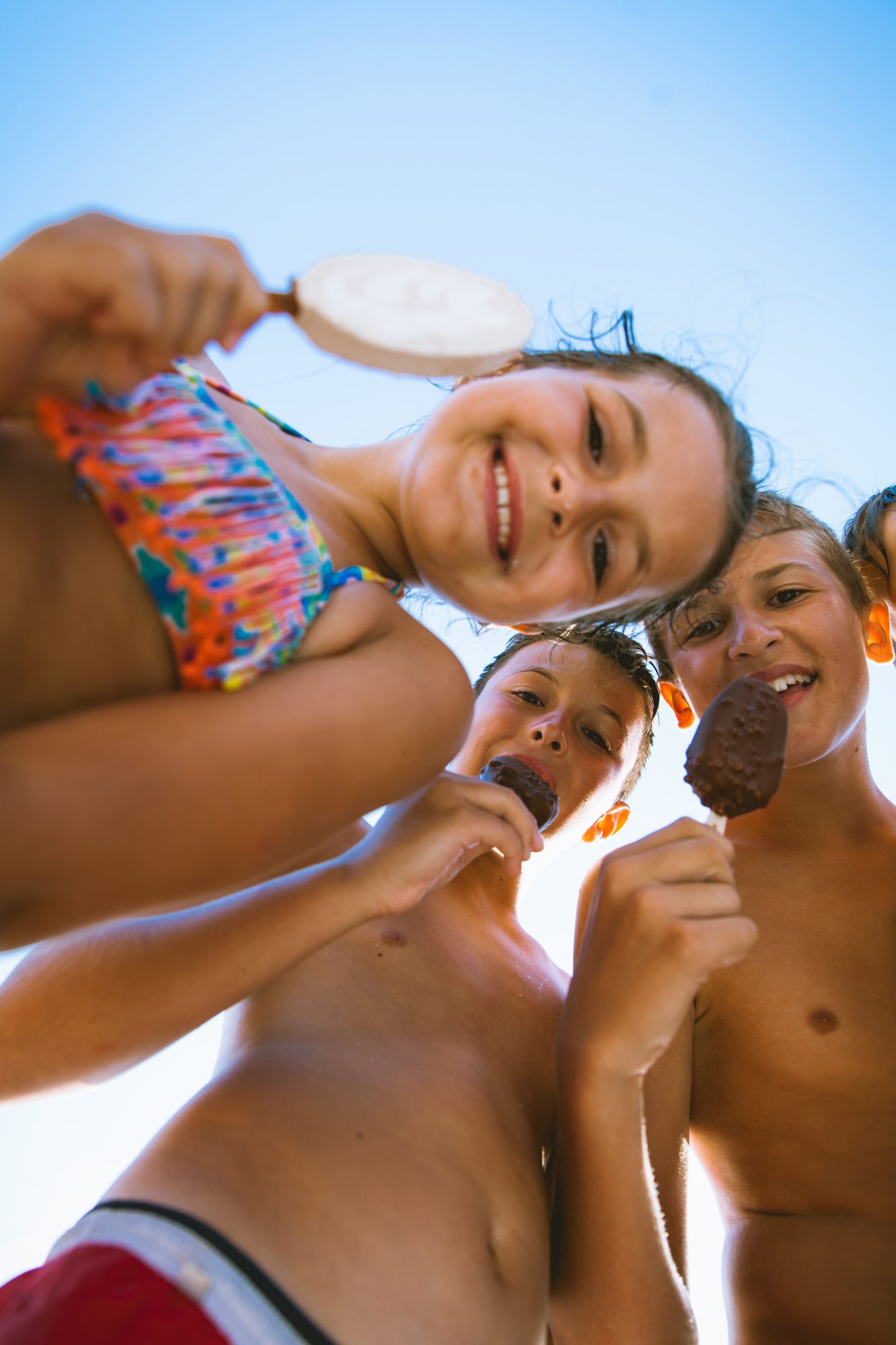 Enfants s'amusant dans une piscine