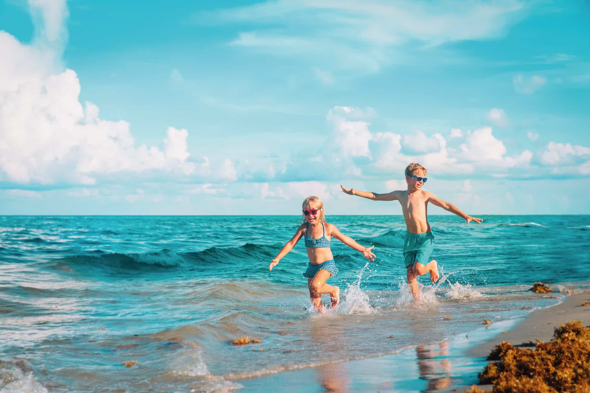 Enfants courant joyeusement dans les vagues
