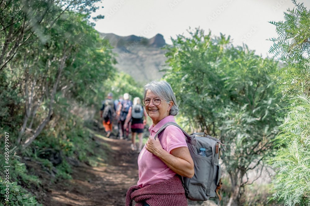 Randonneuse sur un sentier boisé