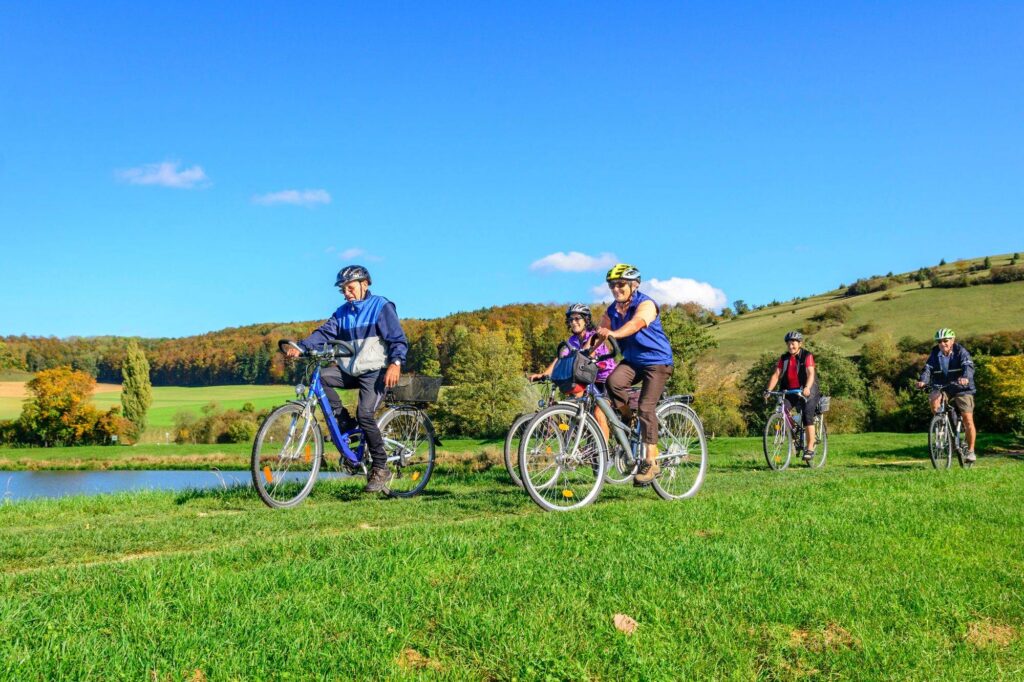 Cyclistes traversant un pré