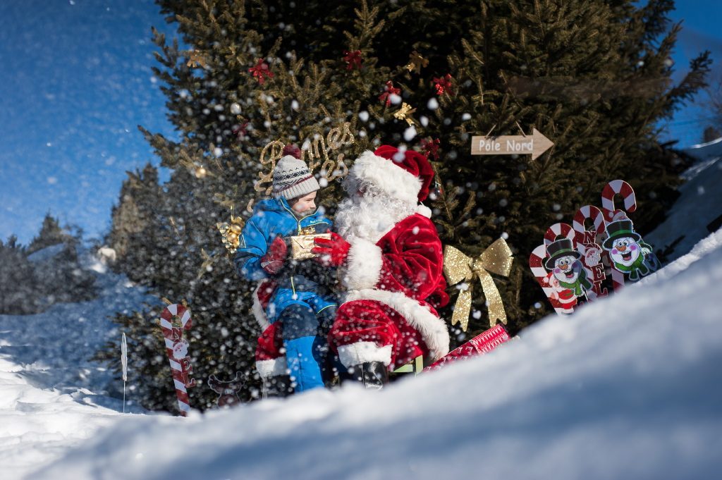 Marché de Noël enneigé avec décorations