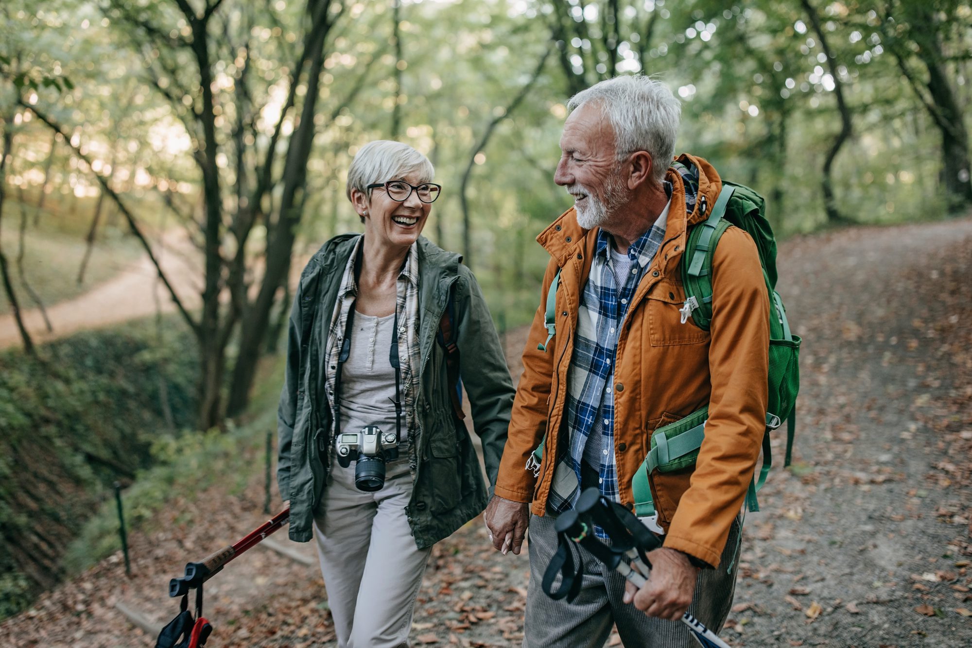 Couple de seniors se tenant la main sur un sentier