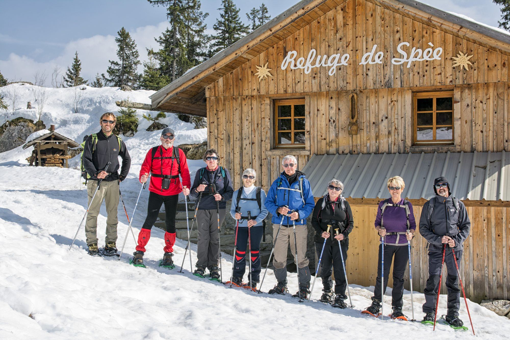 Groupe posant devant un refuge de montagne