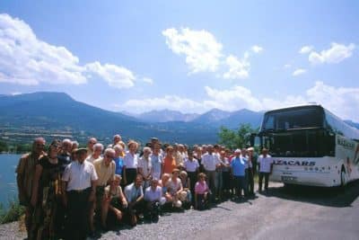 Groupe posant devant un autocar