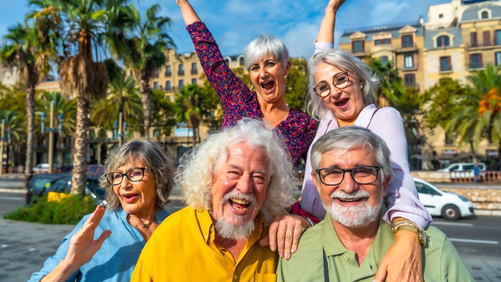 Groupe de retraités souriant en extérieur