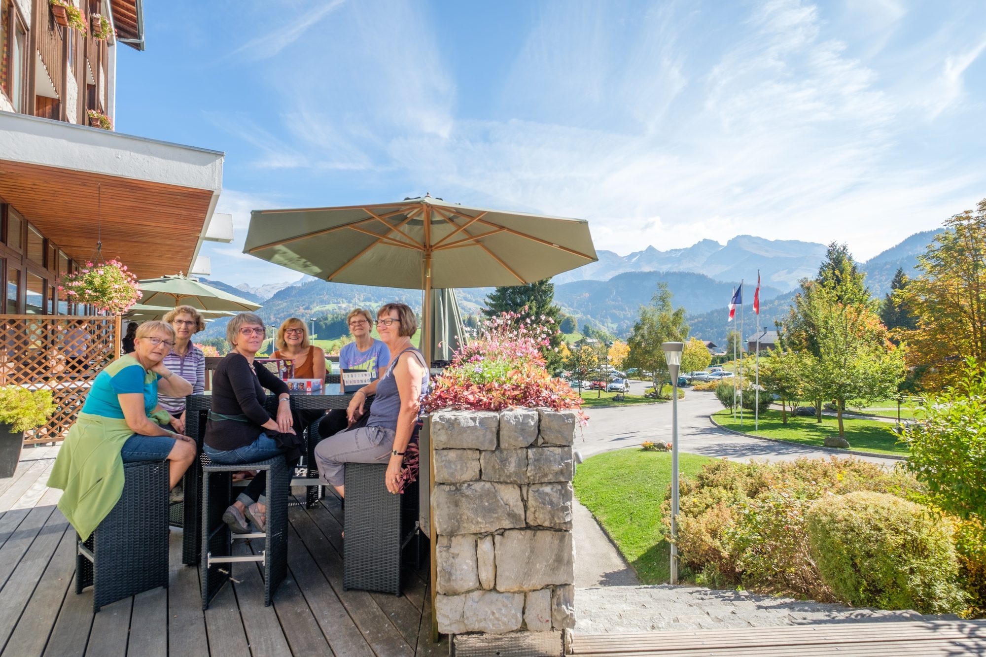 Terrasse ombragée avec vue sur la montagne