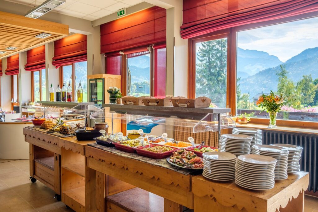 Buffet du petit-déjeuner dressé