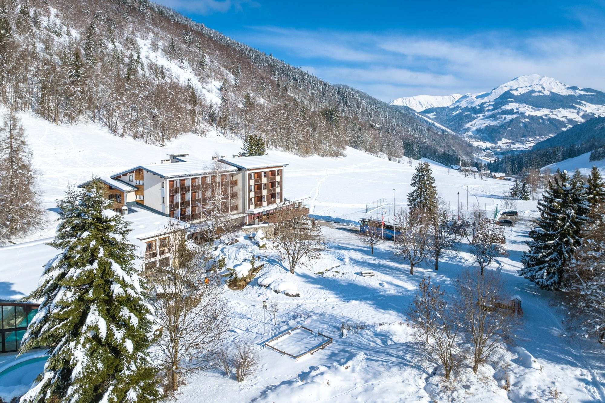 Complexe hôtelier vu du ciel sous la neige