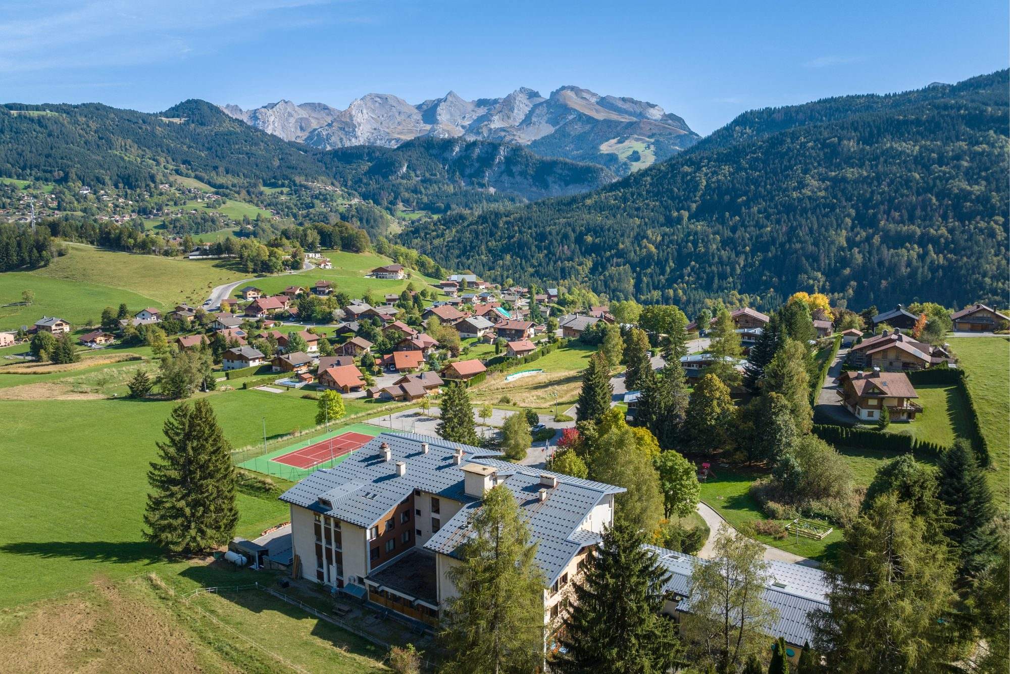 Village de montagne vu du ciel en été