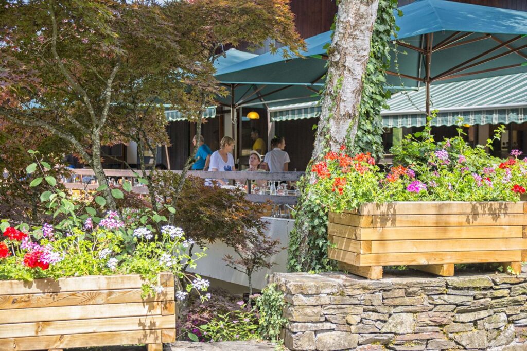 Terrasse fleurie en bacs de bois