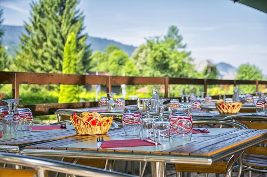 Terrasse dressée avec paniers d'agrumes