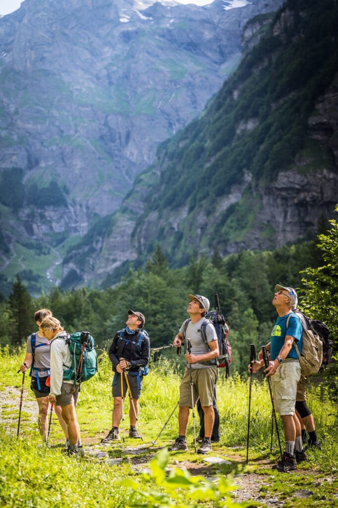 Groupe de randonneurs posant sur un sentier de montagne