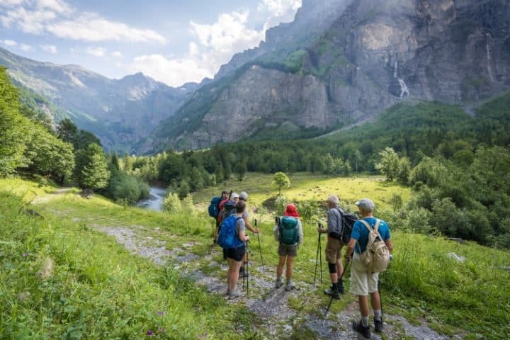 Randonneurs traversant une vallée verdoyante