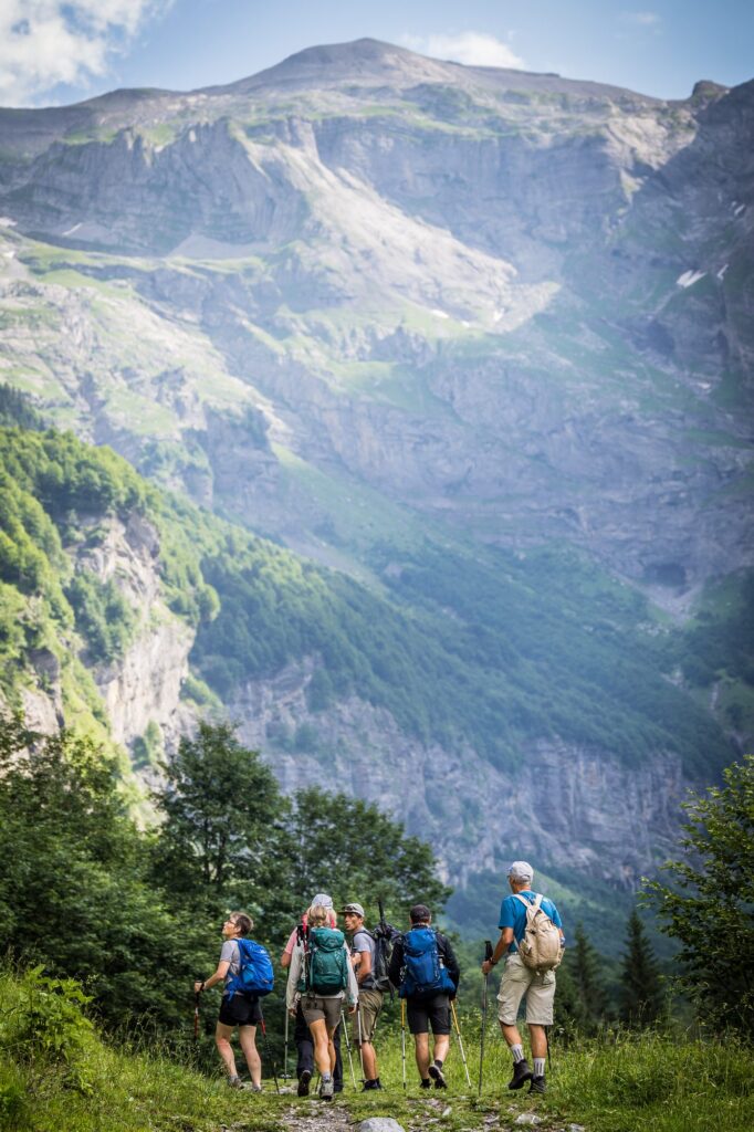 Groupe de randonneurs face à un sommet rocheux