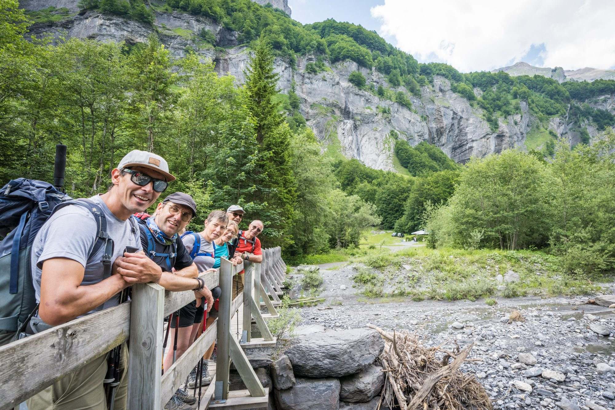 Père montrant la rivière à son enfant sur un pont
