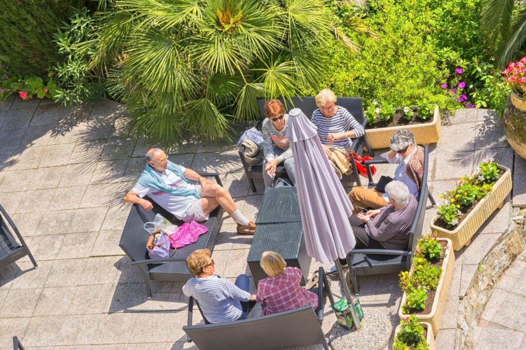 Groupe de seniors détendus sur une terrasse