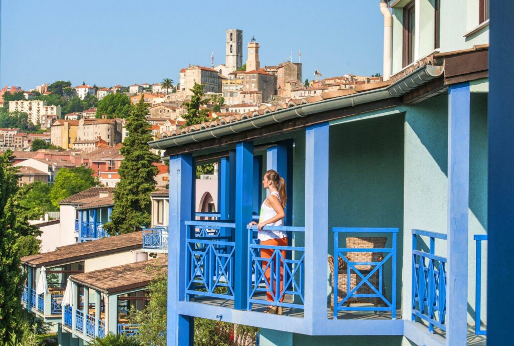 Vue sur Grasse depuis un balcon bleu