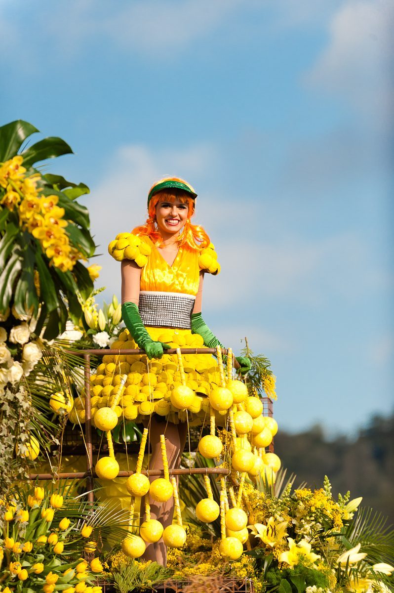 Sculpture d'agrumes lors de la fête du citron