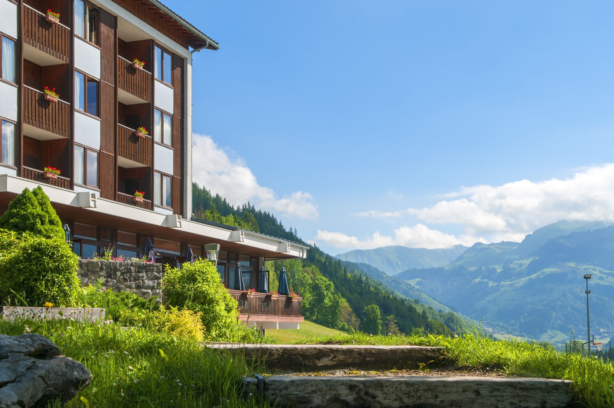 Bâtiment principal avec vue sur la montagne en été