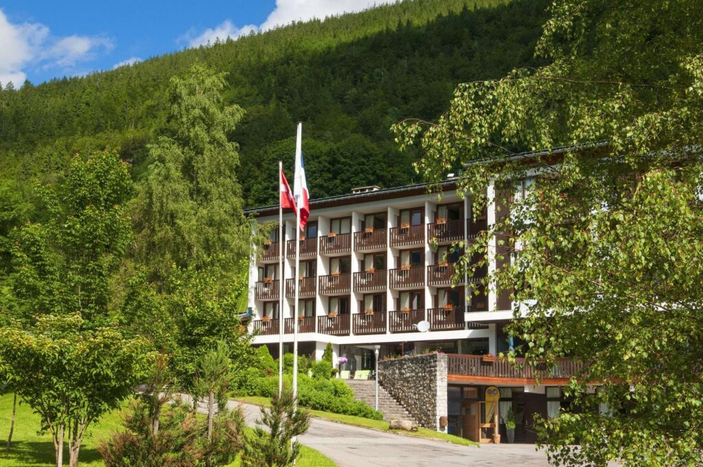 Façade de l'hôtel avec drapeaux en été