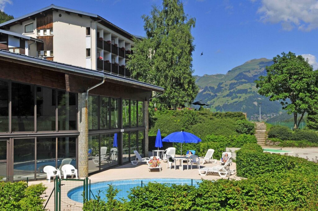 Bâtiment avec piscine et vue sur la montagne