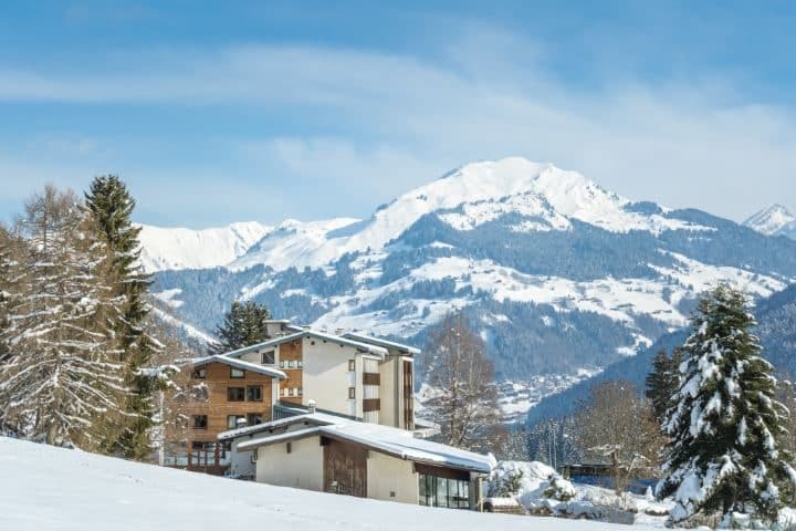 Sommet enneigé dominant les chalets