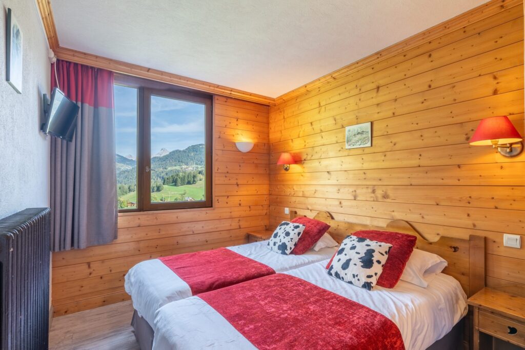 Chambre en bois avec literie rouge