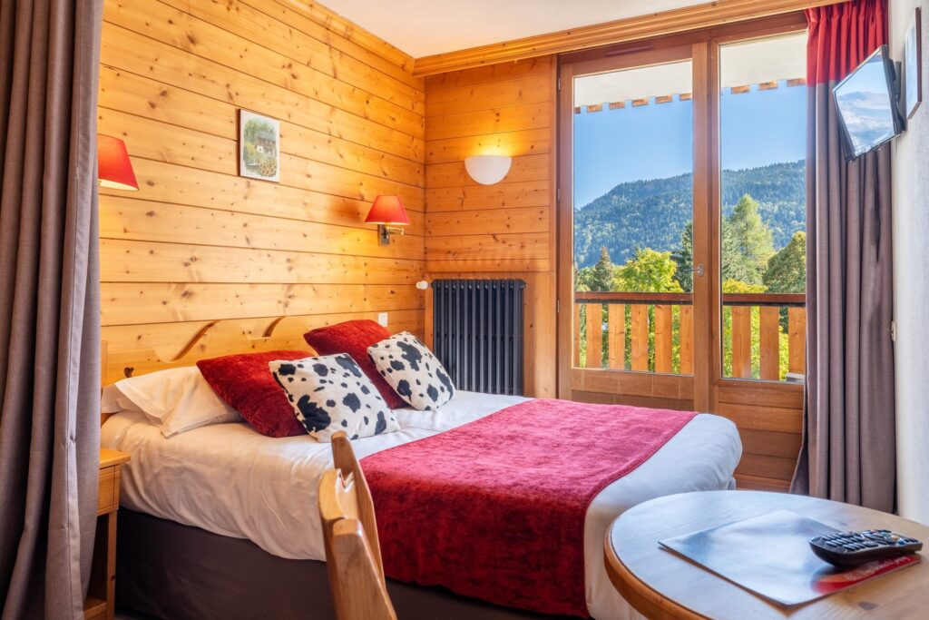 Chambre en bois avec parure rouge