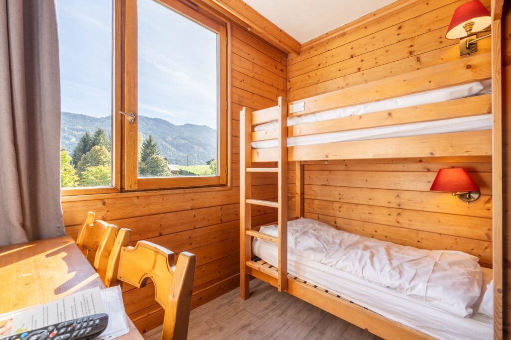 Chambre avec lits superposés en bois