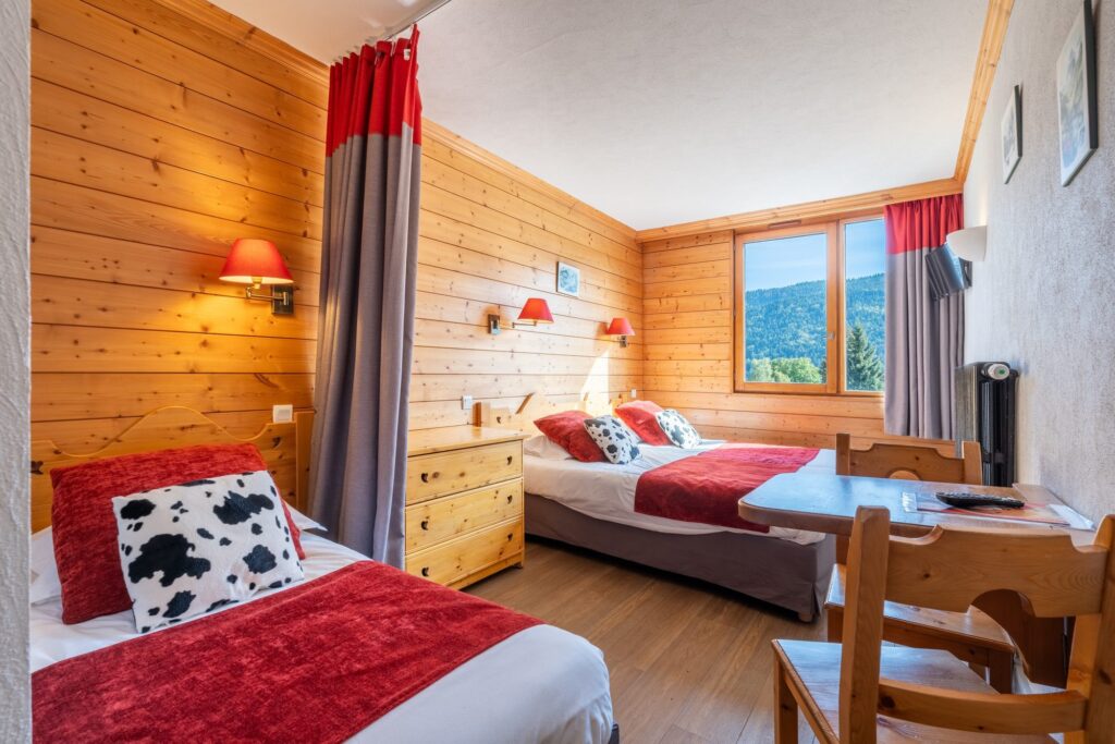 Chambre à lits jumeaux en bois