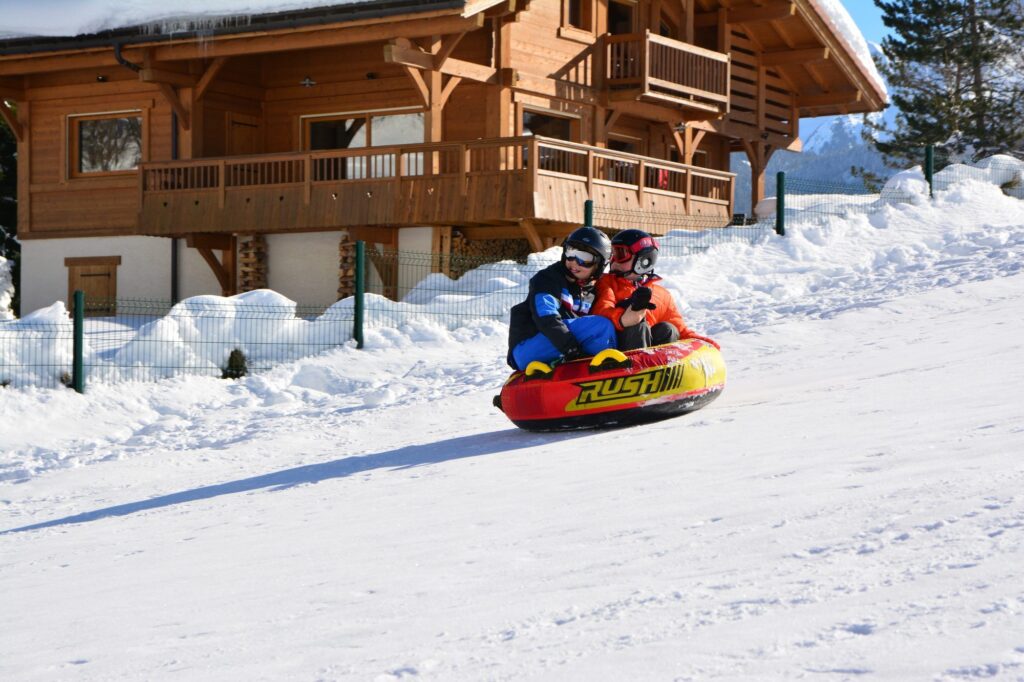Groupe d'enfants équipés pour la luge en montagne