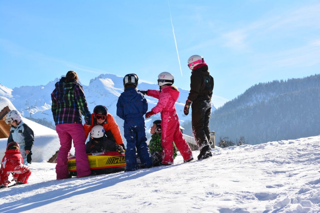 Famille glissant ensemble en luge dans la neige