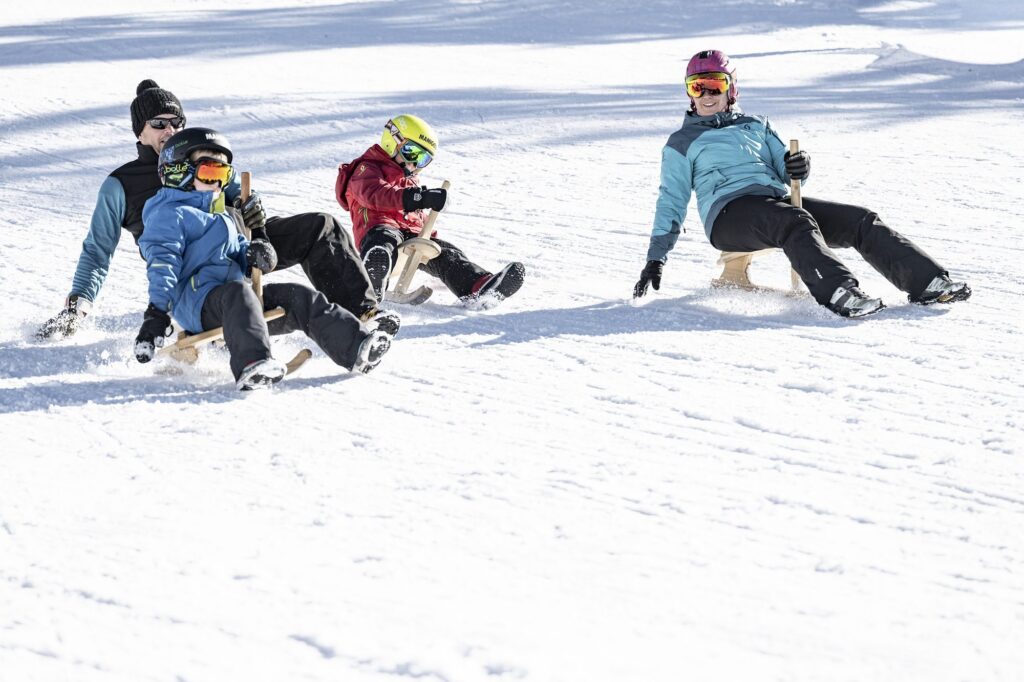 Enfants sur des bouées de neige colorées