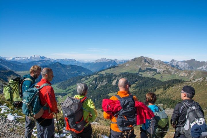 Groupe de randonneurs contemplant le panorama