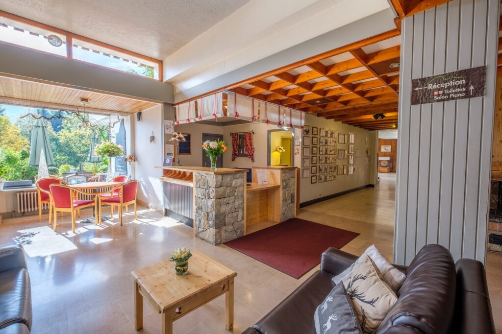 Espace d'accueil en bois avec coin salon