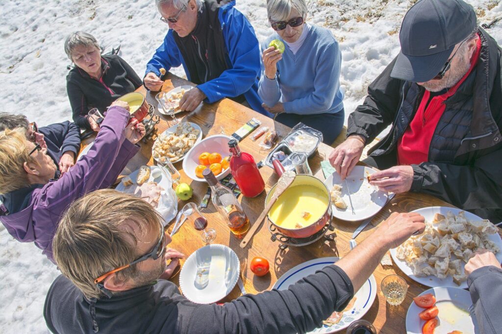 Groupe partageant un repas lors d'une randonnée