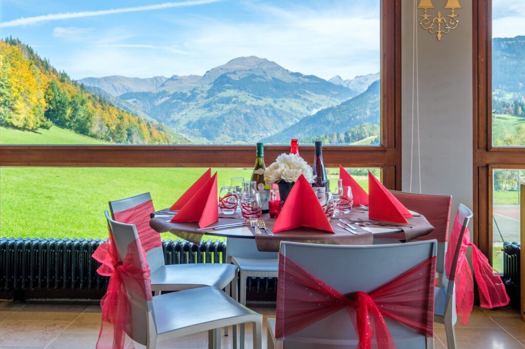 Table dressée avec vue sur la montagne