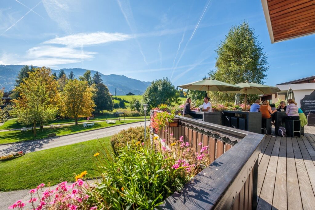 Terrasse fleurie avec vue sur la montagne